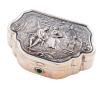 <span class='ref_item'>97 -</span> <span class="object_title">CAJA PASTILLERO EN PLATA DE LEY</span>  <p><span class="technical_description">Caja pastillero realizado en plata de ley con fina decoración repujada. En la tapa superior se representa una escena cortesana del s.XVIII con una pareja en galanteo. En su parte inferior un óvalo con motivo floral y tornapuntas. Detalle de piedra verde en el cierre. Con punzones de platero.<br/>Medidas: 5 x 3 x 1,4cm<br/>Peso total: 36,1gr</span><br></p>