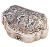 <span class='ref_item'>126 -</span> <span class="object_title">CAJA PASTILLERO EN PLATA DE LEY</span>  <p><span class="technical_description">Caja pastillero realizada en plata de ley con fina decoración repujada. En la tapa superior se representan las figuras de dos cupidos rompiendo cadenas. En su parte inferior un óvalo con motivo floral y tornapuntas. Detalle de piedra verde en el cierre. Con punzones de platero.<br/>Medidas: 5 x 3 x 1,4cm<br/>Peso total: 37,1gr</span><br></p>
