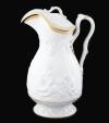 <span class='ref_item'>183 -</span> <span class="object_title">JARRA CON ASA DE PORCELANA DE PICKMAN, SEVILLA. PPS.S.XX</span>   <p><span class="technical_description">Jarra esmaltada en blanco con detalles en dorado y decoración en relieve de amorcillos y vides. Fabricada en Sevilla, con porcelana china opaca. Ligeros piquetes en la tapa y pérdidas de dorado.<br/>Marca en la base "Pickman y Ca."</span><br><span class="ALTO_HCES1">30 </span><span class="ALTOUMED_HCES1">cm.</span></p>