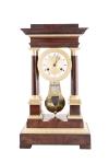 <span class='ref_item'>102 -</span> <span class="object_title">RELOJ DE PÓRTICO IMPERIO, HORAS Y MEDIAS. FRANCIA, S.XIX</span>   <p><span class="technical_description">Reloj pórtico realizado en madera de caoba y bronce dorado. Cuerpo central con cuatro columnas clásicas, frontón y base decorados con remates dorados. Esfera con números romanos y péndulo de compensación en bronce dorado. Con compartimento en la parte superior para guardar la llave.<br/>Maquinaria París con rueda de escape con pines y movimiento de larga duración. Con llave.<br/>La maquinaria necesita limpieza.</span><br><span class="ALTO_HCES1">58 </span><span class="ALTOUMED_HCES1">cm.</span>x<span class="ANCHO_HCES1">33 </span><span class="ANCHOUMED_HCES1">cm.</span>x<span class="GRUESO_HCES1">21 </span><span class="GRUESOUMED_HCES1">cm.</span></p>