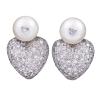 <span class='ref_item'>201 -</span> <span class="object_title">PENDIENTES EN ORO DE 18KT, PERLAS CULTIVADAS Y DIAMANTES</span>  <p><span class="technical_description">Pendientes realizados en oro de 18kt. Compuestos en su parte superior por perlas cultivadas de color blanco, calibradas en 9,7-10,2mm, perforadas en su parte central. Adornadas por un diamante cada una en talla brillante engastado en chatón con un peso total aprox de 0,04ct. La parte inferior, en forma de corazón, está formada por un cuajado de diamantes en talla brillante engastados en grano con un peso total aprox de 3,75ct<br/>Cierre: Omega<br/>Longitud: 2,5cm</span><br>Peso: <span class="PESO_HCES1">16,20</span> <span class="PESOUMED_HCES1">gr.</span><br></p>
