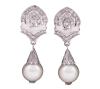 <span class='ref_item'>34 -</span> <span class="object_title">PENDIENTES EN ORO DE 18KT, DIAMANTES Y PERLAS CULTIVADAS</span>  <p><span class="technical_description">Pareja de pendientes, largos con movimiento, realizados en oro de 18kt. En su parte superior detalle de arco ojival formado por bandas de diamantes en talla brillante engastados en grano. En la parte inferior un casquete adornado por pequeños brillantes, del que penden perlas cultivadas de color blanco calibradas en 10,6mm, perforadas en su parte inferior y adornadas con pequeños brillantes. Todos los diamantes con un peso total aprox de 1,35ct.<br/>Cierre: Omega<br/>Longitud: 4cm</span><br>Peso: <span class="PESO_HCES1">16,10</span> <span class="PESOUMED_HCES1">gr.</span><br></p>