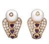 <span class='ref_item'>110 -</span> <span class="object_title">PENDIENTES EN ORO DE 18KT, RUBÍES, DIAMANTES Y PERLAS CULTIVADAS</span>  <p><span class="technical_description">Pareja de pendientes realizados en oro de 18kt. Compuestos por perlas cultivadas de color blanco, calibradas en 10,3mm y perforadas en su parte central, con adorno de un diamante cada una en talla brillante engastado en chatón. La parte inferior con diseño ondulado formado por bandas de diamantes en talla brillante engastados en grano y en el centro rubíes en talla corazón engastados en bisel.<br/>Peso total aprox de los diamantes: 0,88ct <br/>Peso total aprox de los rubíes: 1ct <br/>Cierre: Omega<br/>Longitud: 2,5cm</span><br>Peso: <span class="PESO_HCES1">15,10</span> <span class="PESOUMED_HCES1">gr.</span><br></p>