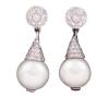 <span class='ref_item'>187 -</span> <span class="object_title">PENDIENTES EN ORO DE 18KT, DIAMANTES Y PERLAS AUSTRALIANAS  CULTIVADAS</span>  <p><span class="technical_description">Pareja de pendientes, largos con movimiento, realizados en oro de 18kt. En su parte superior un botón adornado por diamantes en talla brillante engastados en grano. En la parte inferior un casquete cuajado de brillantes, del que penden perlas Australianas cultivadas de color blanco calibradas aporx en 12,4mm, perforadas en su parte inferior con adorno de pequeños brillantes en chatón. Peso total aprox de todos los diamantes: 3ct<br/>Cierre: Ballestilla catalana<br/>Longitud: 3cm</span><br>Peso: <span class="PESO_HCES1">14,2</span> <span class="PESOUMED_HCES1">gr.</span><br></p>