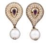 <span class='ref_item'>17 -</span> <span class="object_title">PENDIENTES EN ORO DE 18KT, RUBÍES, DIAMANTES Y PERLAS CULTIVADAS</span>  <p><span class="technical_description">Pareja de pendientes realizados en oro de 18kt, largos con movimiento. Con diseño de gota, adornados en el centro por rubíes en talla perilla engastados en bisel y orla de bandas de diamantes en talla brillante engastados en grano. De este diseño penden perlas cultivadas de color blanco, calibradas en 10,5mm y perforadas en su parte inferior, con adorno de un pequeño brillante en chatón. <br/>Peso total aprox de los rubíes: 0,35ct <br/>Peso total aprox de los diamantes: 1,50ct <br/>Cierre: Omega<br/>Longitud: 4cm</span><br>Peso: <span class="PESO_HCES1">23,60</span> <span class="PESOUMED_HCES1">gr.</span><br></p>