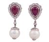 <span class='ref_item'>196 -</span> <span class="object_title">PENDIENTES EN ORO DE 18KT, RUBÍES, DIAMANTES Y PERLAS CULTIVADAS</span>  <p><span class="technical_description">Par de pendientes realizados en oro de 18kt, largos con movimiento. En la parte superior rubíes en talla cabujón con forma de perilla y peso total aprox 3.25ct. En pendentif perlas cultivadas de color blanco, calibradas en 10,4mm. En orla, colgando y adorno de la perla, diamantes en talla brillante con peso total aprox 0.80ct.<br/>Cierre: Omega<br/>Longitud: 3,5cm</span><br>Peso: <span class="PESO_HCES1">15</span> <span class="PESOUMED_HCES1">gr.</span><br></p>