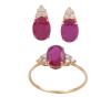 <span class='ref_item'>164 -</span> <span class="object_title">CONJUNTO DE SORTIJA Y PENDIENTES EN ORO DE 18KT, RUBÍES Y DIAMANTES</span>  <p><span class="technical_description">Conjunto de sortija y pendientes realizados en oro de 18kt. Con rubíes centrales en talla oval engastados en garras con un peso total aprox de 5.02ct y detalle de diamantes en talla brillante engastados en garras con un peso total aprox de 0.38ct.<br/>Medida Sortija: 15<br/>Cierre Pendientes: Presión</span><br>Peso: <span class="PESO_HCES1">3,80</span> <span class="PESOUMED_HCES1">gr.</span><br></p>