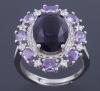 <span class='ref_item'>25 -</span> <span class="description">SORTIJA CON PIEDRAS MORADAS, CIRCONITAS Y METAL PLATEADO</span>  <p><span class="description">Sortija realizada en metal plateado con un gran vidrio morado central en talla oval engastado en garras. Adornado con circonitas en talla brillante y piedras moradas en talla oval engastadas en garras<br>Medida Sortija: 12<br>Peso: 5 gr.</span></p>