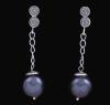 <span class='ref_item'>167 -</span> <span class="object_title">PENDIENTES EN PLATA DE LEY Y PERLAS CULTIVADAS COLOR TAHITÍ</span>  <p><span class="technical_description">Pareja de pendientes largos realizados en plata de ley. Con detalle de dos espirales en la parte superior, de la que parte una cadenilla de la que penden dos perlas cultivadas color tahití y calibradas en 11,25-11,45 mm.<br/>Cierre: Presión</span><br>Peso: <span class="PESO_HCES1">5,60</span> <span class="PESOUMED_HCES1">gr.</span><br></p>