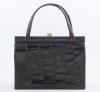 <span class='ref_item'>173 -</span> <span class="object_title">BOLSO EN PIEL DE COCODRILO, AÑOS 50</span>   <p><span class="technical_description">Bolso realizado en piel de cocodrilo, años 50. Tonos marrón oscuro, de forma rectangular y asa corta. Cierre en metal dorado de pinza. Interior con dos bolsillos. Uno de ellos con cremallera. En buen estado, pero presenta señales de uso.</span><br><span class="ALTO_HCES1">22 </span><span class="ALTOUMED_HCES1">cm.</span>x<span class="ANCHO_HCES1">28,50 </span><span class="ANCHOUMED_HCES1">cm.</span></p>