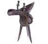 <span class='ref_item'>209 -</span> <span class="object_title">COPA CHINA TIPO JUE EN BRONCE ANTIGUO </span>   <p><span class="technical_description">Jue chino realizado en bronce utilizado en este caso para calentar vino como parte de las ceremonias rituales. Presenta un cuerpo colocado a modo de trípode sobre tres patas, decorado con motivos de meandros y máscara Taotie. Con un solo asa decorada con una cabeza de dragón y una embocadura larga con dos salientes en forma cónica. </span><br><span class="PESO_HCES1">258,50 </span><span class="PESOUMED_HCES1">gr.</span><br><span class="ALTO_HCES1">14</span>x<span class="ANCHO_HCES1">11</span>x<span class="GRUESO_HCES1">4 </span><span class="GRUESOUMED_HCES1">cm.</span></p>