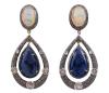 <span class='ref_item'>236 -</span> <span class="object_title">PENDIENTES EN PLATA DE LEY, ÓPALOS, ZAFIROS Y DIAMANTES</span>  <p><span class="technical_description">Pareja de pendientes realizados en plata de ley, con contraste. Diseño de inspiración hindú. Parte superior formada por ópalos de agua en talla cabujón, engastados en bisel, con un peso total aprox de 6ct. En la parte móvil placas facetadas de zafiro en talla oval, engastadas en garras, con un peso total aprox de 3.75ct. Orla de diamantes en talla roca engastados en chatón con un peso total aprox de 3.5ct.<br/>Cierre: Presión<br/>Longitud: 6cm</span><br>Peso: <span class="PESO_HCES1">22,70</span> <span class="PESOUMED_HCES1">gr.</span><br></p>