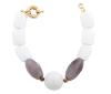 <span class='ref_item'>112 -</span> <span class="object_title">PULSERA CON ÁGATAS Y METAL DORADO</span>  <p><span class="technical_description">Pulsera compuesta por cuentas de ágata blanca rectangulares facetadas y una esférica. Acompañadas de otras dos cuentas de ágata gris en talla briolet<br/>Cierre: Reasa náutica en metal dorado<br/>Longitud: 19cm</span><br>Peso: <span class="PESO_HCES1">49,90</span> <span class="PESOUMED_HCES1">gr.</span><br></p>