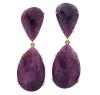 <span class='ref_item'>120 -</span> <span class="object_title">PENDIENTES EN PLATA DE LEY CHAPADA EN ORO Y RUBÍES MASIVOS</span>  <p><span class="technical_description">Pareja de pendientes, largos con movimiento, realizados en plata de ley con contraste y chapada en oro. Formados por tallas en perilla, planas y facetadas de rubíes masivos. Todas engastadas en garras.<br/>Cierre: Presión<br/>Longitud: 5cm</span><br>Peso: <span class="PESO_HCES1">16,50</span> <span class="PESOUMED_HCES1">gr.</span><br></p>