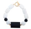 <span class='ref_item'>89 -</span> <span class="object_title">PULSERA CON ÓNIX, ÁGATAS BLANCAS Y METAL DORADO</span>  <p><span class="technical_description">Pulsera realizada en metal dorado compuesta por cuentas esféricas facetadas de ónix y ágata blanca. Acompañadas de una pieza central de ónix rectangular estriada y unas cuentas rectangulares facetadas de ágata blanca.<br/>Cierre: Pasador<br/>Longitud: 21cm</span><br>Peso: <span class="PESO_HCES1">44,30</span> <span class="PESOUMED_HCES1">gr.</span><br></p>