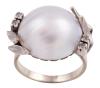 <span class='ref_item'>90 -</span> <span class="object_title">SORTIJA EN ORO 18KT, PERLA MABE Y PIEDRAS INCOLORAS</span>  <p><span class="technical_description">Sortija realizada en oro de 18kt con una perla mabe central, color blanco. Adornada por piedras incoloras.<br/>Medida Sortija: 12</span><br>Peso: <span class="PESO_HCES1">8,20</span> <span class="PESOUMED_HCES1">gr.</span><br></p>