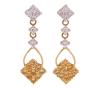 <span class='ref_item'>21 -</span> <span class="object_title">PENDIENTES EN ORO 18KT, ZAFIROS DORADOS Y DIAMANTES</span>  <p><span class="technical_description">Pendientes largos con movimiento realizados en oro de 18kt. Zafiros dorados en talla redonda, engastados en garras, con un peso total aprox de 0.90ct y en la parte superior diamantes en talla brillante engastados en garras con un peso total aprox de 0.50ct. <br/>Cierre: Presión<br/>Longitud: 3,5cm</span><br>Peso: <span class="PESO_HCES1">6,20</span> <span class="PESOUMED_HCES1">gr.</span><br></p>