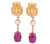 <span class='ref_item'>91 -</span> <span class="object_title">PENDIENTES EN ORO 18KT, PERLAS CULTIVADAS, RUBÍES Y DIAMANTES</span>  <p><span class="technical_description">Pareja de pendientes largos con movimiento realizados en oro de 18kt con perlas cultivadas de color blanco calibradas aprox en 4,5mm y engastada en bisel. Debajo diamantes en talla brillante engastados en chatón con un peso total aprox de 0.03ct. Rematan rubíes en cabujón oval, engastados en garras, con peso total aprox de 6.70ct<br/>Se acompaña de copia de certificado GIL JEW20161011783<br/>Cierre: Ballestilla<br/>Longitud: 4cm</span><br>Peso: <span class="PESO_HCES1">6,80</span> <span class="PESOUMED_HCES1">gr.</span><br></p>