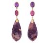 <span class='ref_item'>269 -</span> <span class="object_title">PENDIENTES EN ORO 18KT, AMATISTAS, TURMALINAS Y ESCAPOLITAS MOSAICO</span>  <p><span class="technical_description">Pendientes largos con movimiento realizados en oro de 18kt. Con amatistas de peso total aprox 2.30ct y turmalinas de peso total aprox 2.35ct, ambas en talla oval y engastadas en bisel. Rematan escapolitas mosaico en placa con forma de gota y un peso total aprox de 29.45ct.<br/>Se acompaña de copia de certificado GFCO AJ2777C<br/>Cierre: Presión<br/>Longitud: 6cm</span><br>Peso: <span class="PESO_HCES1">8,80</span> <span class="PESOUMED_HCES1">gr.</span><br></p>