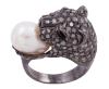 <span class='ref_item'>84 -</span> <span class="object_title">SORTIJA EN PLATA DE LEY, PERLA CULTIVADA Y DIAMANTES</span>  <p><span class="technical_description">Sortija en forma de cabeza de pantera realizada en plata de ley, con contraste. Perla cultivada en agua dulce de color blanco en las fauces, calibrada aprox en 9,4mm. Cuajada de diamantes en talla antigua, engastados en grano, con un peso total aprox de 0.30ct<br/>Medida Sortija: 11</span><br>Peso: <span class="PESO_HCES1">9,40</span> <span class="PESOUMED_HCES1">gr.</span><br></p>