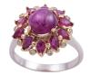 <span class='ref_item'>126 -</span> <span class="description">SORTIJA EN ORO BICOLOR 9KT, RUBÍES Y DIAMANTES</span>  <p><span class="description">Sortija realizada en oro bicolor de 9kt. Roseta formada por un rubí estrella en cabujón redondo, engastado en garras, con peso total aprox de 3.34ct. Orla de rubíes en talla perilla, engastados en garras, con peso total aprox de 1.20ct. Remate de diamantes en talla brillante, engastados en chatón, con un peso total aprox de 0.08ct<br>Se acompaña de copia de certificados GFCO AU165F y GCI 1802CDR6850<br>Medida Sortija: 13<br>Peso: 11,10 gr.</span></p>