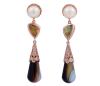<span class='ref_item'>179 -</span> <span class="object_title">PENDIENTES EN PLATA DE LEY CHAPADA EN ORO, PERLAS CULTIVADAS, ZAFIROS, ÁGATAS Y DIAMANTES</span>  <p><span class="technical_description">Pendientes largos con movimiento realizados en plata de ley chapada en oro rosa, con contraste. Compuestos por perlas cultivadas en color blanco, calibradas aprox en 7,6mm. En la parte colgante zafiros fancy en tono verdoso, talla fantasía, engastados en bisel, con un peso total aprox de 1ct. Diamantes en casquillo y perlas, en talla brillante con un peso total aprox de 0.20ct. Rematan cabujones en forma de gota de ágata.<br/>Cierre: Presión<br/>Longitud: 5cm</span><br>Peso: <span class="PESO_HCES1">9,30</span> <span class="PESOUMED_HCES1">gr.</span><br></p>