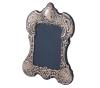 <span class='ref_item'>292 -</span> <span class="object_title">MARCO DE PLATA DE LEY 925 PARA FOTOGRAFÍA</span>  <p><span class="technical_description">Marco para fotografía realizado en plata de ley 925 con punzón. Forma lobulada y decoración repujada.<br/>Medidas: 23,5 x 16,5cm<br/>Peso bruto total: 350gr</span><br></p>