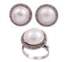 <span class='ref_item'>230 -</span> <span class="object_title">CONJUNTO DE PENDIENTES Y SORTIJA EN ORO 18KT, PERLAS MABE Y DIAMANTES</span>  <p><span class="technical_description">Conjunto formado por pareja de pendientes y sortija realizados en oro de 18kt. Con perlas mabe de color blanco calibradas en 14,3mm. Orla de diamantes en talla brillante, engastados en grano, con un peso total aprox de 0.60ct<br/>Cierre Pendientes: Omega<br/>Medida Sortija: 13<br/>Peso: 21gr (13,2gr los pendientes y 7,8gr la sortija)</span><br></p>