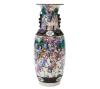 <span class='ref_item'>208 -</span> <span class="object_title">JARRÓN CHINO EN PORCELANA POLICROMADA. DINASTÍA QING (SIGLO XIX)</span>   <p><span class="technical_description">Precioso jarrón en porcelana policromada que muestra escenas de batallas decoradas con aplicaciones en bronce en base, cuello y boca. Motivos <br/>florares y dragones decoran estos fragmentos. Con sello en la base.<br/>Faltas de pigmento en algunas zonas y pequeña rotura de la pieza de bronce en parte superior.<br/>Pequeña falta de porcelana en la boca del jarrón. <br/>Medidas: 61x21cm.</span><br></p>