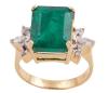 <span class='ref_item'>37 -</span> <span class="object_title">SORTIJA EN ORO BICOLOR 18KT, ESMERALDA Y DIAMANTES</span>  <p><span class="technical_description">Sortija realizada en oro bicolor de 18kt con esmeralda en su talla rectangular, engastada en garras, con peso aprox de 8.6ct. A los lados detalles de diamantes en talla brillante y marquise, engastados en garras con vistas en blanco, con un peso total aprox de 0.25ct. Ligera fractura y desperfectos en la esmeralda<br/>Medida Sortija: 13</span><br>Peso: <span class="PESO_HCES1">8,10</span> <span class="PESOUMED_HCES1">gr.</span><br></p>
