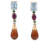 <span class='ref_item'>231 -</span> <span class="object_title">PENDIENTES EN ORO 18KT, TOPACIOS, RODOLITAS, ESMERALDAS, DIAMANTES Y CITRINOS</span>  <p><span class="technical_description">Pendientes largos con movimiento realizados en oro de 18kt. Con topacios en talla rectangular con un peso total aprox de 6ct, esmeraldas en talla cuadrada con un peso total aprox de 0.35ct, rodolitas en cabujón oval con un peso total aprox de 2.70.ct, diamantes en talla brillante, engastados en garras, con un peso total aprox de 0.10ct y citrinos talla briolette con un peso total aprox de 14ct<br/>Cierre: Presión<br/>Longitud: 4,4cm</span><br>Peso: <span class="PESO_HCES1">11,40</span> <span class="PESOUMED_HCES1">gr.</span><br></p>