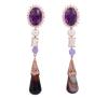 <span class='ref_item'>263 -</span> <span class="object_title">PENDIENTES EN PLATA DE LEY CHAPADOS EN ORO, AMATISTAS, DIAMANTES, PERLAS CULTIVADAS, TOPACIOS, TANZANITAS Y CUARZOS</span>  <p><span class="technical_description">Pendientes largos con movimiento realizados en plata de ley chapada en oro rosa. Formados por amatistas en talla oval con peso total aprox 5ct y diamantes en orla y en casquillo inferior en talla brillante con peso total aprox 0.60ct. Siguen perlas cultivadas calibradas aprox en 5,5mm, topacios en talla rectangular con peso total aprox 1ct y cuentas esféricas de tanzanitas con peso total aprox 0.50ct. Rematan cuarzos ojo de tigre en talla cónica con peso total aprox 9ct<br/>Cierre: Presión<br/>Longitud: 6cm</span><br>Peso: <span class="PESO_HCES1">11,20</span> <span class="PESOUMED_HCES1">gr.</span><br></p>