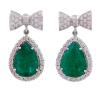 <span class='ref_item'>285 -</span> <span class="object_title">PENDIENTES EN ORO 18KT, ESMERALDA Y DIAMANTES</span>  <p><span class="technical_description">Pendientes con movimiento realizados en oro de 18kt. Con esmeraldas en talla perilla con peso total aprox 11ct. Orla y lazo superior con diamantes en talla brillante con peso total aprox 2ct. <br/>Cierre: Presión<br/>Longitud: 3cm</span><br>Peso: <span class="PESO_HCES1">14,70</span> <span class="PESOUMED_HCES1">gr.</span><br></p>