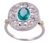<span class='ref_item'>55 -</span> <span class="description">SORTIJA EN ORO BICOLOR 18KT, ESMERALDA Y DIAMANTES</span>  <p><span class="description">Sortija estilo Art Déco realizada en oro bicolor de 18kt con esmeralda en talla oval, engastada en garras, con peso aprox de 1.40ct. Orla calada de diamantes en talla brillante con un peso total aprox de 0.49ct. Adorno en hombros de oro amarillo<br>Medida Sortija: 12<br>Peso: 3,7 gr.</span></p>