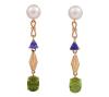<span class='ref_item'>113 -</span> <span class="object_title">PENDIENTES EN ORO 18KT, PERLAS CULTIVADAS, TANZANITAS Y PERIDOTOS</span>  <p><span class="technical_description">Pendientes largos con movimiento realizados en oro de 18kt. Con perlas cultivadas de color crema calibradas aprox en 8,40mm y tanzanitas en talla trillón con un peso total aprox de 0.80ct. Rematan peridotos en talla oval con un peso total aprox de 4ct<br/>Cierre: Presión<br/>Longitud: 5cm</span><br>Peso: <span class="PESO_HCES1">8,70</span> <span class="PESOUMED_HCES1">gr.</span><br></p>