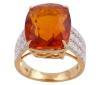 <span class='ref_item'>185 -</span> <span class="object_title">SORTIJA EN ORO BICOLOR 18KT, AMBAR Y DIAMANTES</span>  <p><span class="technical_description">Sortija realizada en oro bicolor de 18kt con Ambar central en talla cojín rectangular facetada, engastada en garras, con peso aprox de 5.60ct. En hombros diamantes en talla brillante, engastados en grano con vistas en blanco, con un peso total aprox de 0.95ct.<br/>Medida Sortija: 13</span><br>Peso: <span class="PESO_HCES1">7,3</span> <span class="PESOUMED_HCES1">gr.</span><br></p>