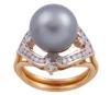 <span class='ref_item'>47 -</span> <span class="object_title">SORTIJA EN ORO BICOLOR 14KT, PERLA CULTIVADA TAHITÍ Y DIAMANTES</span>  <p><span class="technical_description">Sortija realizada en oro bicolor de 14kt con perla cultivada tahití (mares del sur) calibrada aprox en 12mm. Con diamantes en talla brillante sobre vistas en blanco con un peso total aprox de 0.35ct.<br/>Medida Sortija: 12</span><br>Peso: <span class="PESO_HCES1">9,60</span> <span class="PESOUMED_HCES1">gr.</span><br></p>
