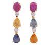 <span class='ref_item'>93 -</span> <span class="object_title">PENDIENTES EN ORO 18KT, RUBÍES, ZAFIROS Y DIAMANTES</span>  <p><span class="technical_description">Pendientes largos con movimiento realizados en oro de 18kt. Con rubíes en cabujón oval con un peso total aprox de 2.60ct y zafiros, azules y fancy limón, en talla perilla con un peso total aprox de 6ct. Intercalados con diamantes en talla brillante con un peso total aprox de 0.20ct<br/>Cierre: Presión<br/>Longitud: 3,4cm</span><br>Peso: <span class="PESO_HCES1">7,30</span> <span class="PESOUMED_HCES1">gr.</span><br></p>