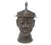 <span class='ref_item'>172 -</span> <span class="object_title">CABEZA EN BRONCE DE EWUARE EL GRANDE, REY DE BENIN</span>   <p><span class="technical_description">Realizada en bronce, representa al oba Ewuare, rey de Benín entre 1440 y 1473, representado con ojos almendrados sobresalientes y coronado con la diadema típica de máximo gobernante. Presenta óxido<br/>Medidas: 37x20x17cm</span><br></p>