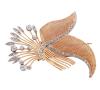 <span class='ref_item'>190 -</span> <span class="object_title">BROCHE EN ORO 18KT Y DIAMANTES</span>  <p><span class="technical_description">Broche realizado en oro de 18kt con motivos de hojas y flores, adornado con diamantes en talla brillante antigua y 8/8 sobre vistas en blanco con peso total aprox 2.90ct<br/>Cierre: Doble alfiler con enganche de seguridad<br/>Medidas: 7,5 x 6cm</span><br>Peso: <span class="PESO_HCES1">24,90</span> <span class="PESOUMED_HCES1">gr.</span><br></p>
