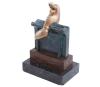 <span class='ref_item'>160 -</span> <span class="object_title">ESCULTURA EN BRONCE DE FIGURA SOBRE PEDESTAL</span>   <p><span class="technical_description">Escultura colocada sobre una base de mármol. Realizada en bronce con una pieza bañada en dorado y veteado. Presenta leves roturas.<br/>Medidas: 23x15cm</span><br></p>
