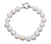 <span class='ref_item'>4 -</span> <span class="object_title">PULSERA EN PLATA DE LEY Y PERLAS CULTIVADAS</span>  <p><span class="technical_description">Pulsera realizada en plata de ley. Formada por perlas cultivadas en agua dulce de color blanco, calibradas aprox en 8,5-9,8mm.<br/>Cierre: Reasa marinera <br/>Longitud: 17cm</span><br>Peso: <span class="PESO_HCES1">20,90</span> <span class="PESOUMED_HCES1">gr.</span><br></p>