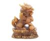 <span class='ref_item'>200 -</span> <span class="object_title">LEÓN FU TALLADO A MANO EN PIEDRA SHOUSHAN O JADE AMARILLO. CHINA, S.XX.</span>   <p><span class="technical_description">Figura tallada a mano realizada en jade amarillo o piedra shoushan que representa al león imperial Fu. Colocado sobre una base ovalada en forma de nubes, la figura apoya su pata derecha sobre una esfera. Llama la atención el trabajo de detalle en el cuerpo escamado y su cabeza cabelluda. <br/>Medidas: 7,5x7cm</span><br></p>
