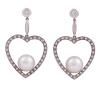 <span class='ref_item'>118 -</span> <span class="object_title">PENDIENTES EN ORO 18KT, PERLAS CULTIVADAS AUSTRALIANAS Y DIAMANTES</span>  <p><span class="technical_description">Pareja de pendientes, largos con movimiento, realizados en oro de 18kt. Con forma de corazón adornados en su parte inferior por grandes perlas cultivadas australianas calibradas aprox en 13,3mm. En la silueta del corazón y en botones superiores diamantes en talla brillante con peso total aprox 1ct (0.20ct cada uno de los diamantes de los botones)<br/>Cierre: Presión<br/>Longitud: 5,50cm</span><br>Peso: <span class="PESO_HCES1">27,50</span> <span class="PESOUMED_HCES1">gr.</span><br></p>
