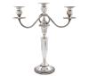 <span class='ref_item'>280 -</span> <span class="object_title">CANDELABRO DE TRES LUCES EN PLATA DE LEY</span>  <p><span class="technical_description">Candelabro de tres luces realizado en plata de ley. Decoración de plata pulida, cordoncillos y brazos gallonados. Con contrapeso. <br/>Altura: 36cm<br/>Peso bruto total: 1158gr</span><br></p>