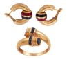 <span class='ref_item'>5 -</span> <span class="object_title">CONJUNTO DE PENDIENTES Y SORTIJA EN ORO 18KT CON ZAFIROS SINTÉTICOS Y ESMALTES</span>  <p><span class="technical_description">Conjunto de pareja de pendientes y sortija realizados en oro de 18kt. Pendientes con adorno móvil extraíble con esmaltes azul y rojo. Sortija diseño "Tú y yo" adornada con zafiros sintéticos.<br/>Cierre Pendientes: Ballesta<br/>Diámetro pendientes: 1,8cm<br/>Medida Sortija: 15</span><br>Peso: <span class="PESO_HCES1">11</span> <span class="PESOUMED_HCES1">gr.</span><br></p>