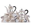 <span class='ref_item'>273 -</span> <span class="object_title">JUEGO DE TÉ Y CAFÉ EN PLATA 925</span>  <p><span class="technical_description">Juego de té y café realizado en plata 925. Compuesto por bandeja, tetera, cafetera, azucarera, lechera y cazo colador. Algunas con asa de resina negra. Decoración de motivos vegetales<br/>Peso bruto total: 2790gr</span><br></p>