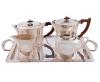 <span class='ref_item'>267 -</span> <span class="object_title">JUEGO DE TÉ Y CAFÉ EN PLATA 925</span>  <p><span class="technical_description">Juego de té y café realizado en plata 925 diseño Art Déco. Compuesto por bandeja, tetera, cafetera, azucarera, lechera. Algunas con asa de madera.<br/>Peso bruto total: 2820gr</span><br></p>