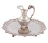 <span class='ref_item'>270 -</span> <span class="object_title">LOTE DE BANDEJA Y JARRA EN PLATA 925</span>  <p><span class="technical_description">Lote de bandeja y jarra realizados en plata 925. Decoración con motivos vegetales.<br/>Peso neto de la plata: 1280gr</span><br></p>