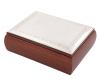 <span class='ref_item'>269 -</span> <span class="object_title">CAJA DE MADERA CON PLACA EN PLATA 925 EN TAPA</span>  <p><span class="technical_description">Caja sobremesa realizada en madera. La tapa cubierta con una placa superior realizada en plata 925<br/>Peso bruto total: 490gr</span><br></p>